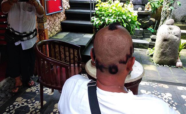 pangkas-rambut-sisakan-nama-jokowi-di-kepala-siap-taruhan-istri