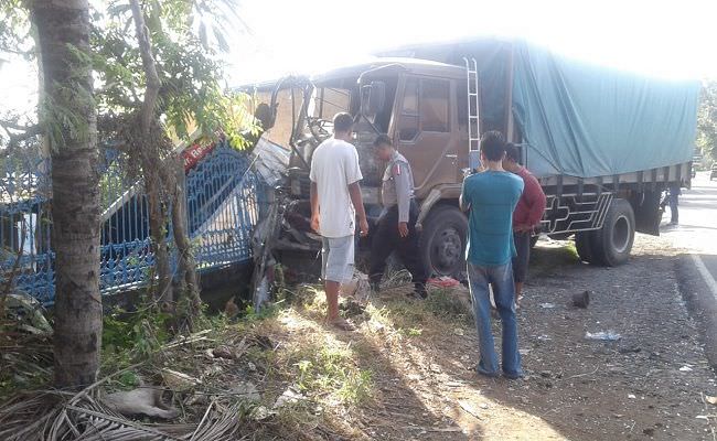 sopir-ngantuk-truk-oleng-seruduk-warung-hingga-hancur
