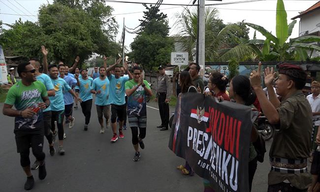 tarik-simpati-pendukung-jokowi-cawapres-sandi-disambut-spanduk-01