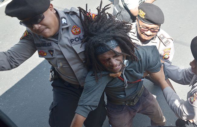 tolak-pemilu-dan-ajak-golput-aksi-mahasiswa-papua-di-bali-ricuh