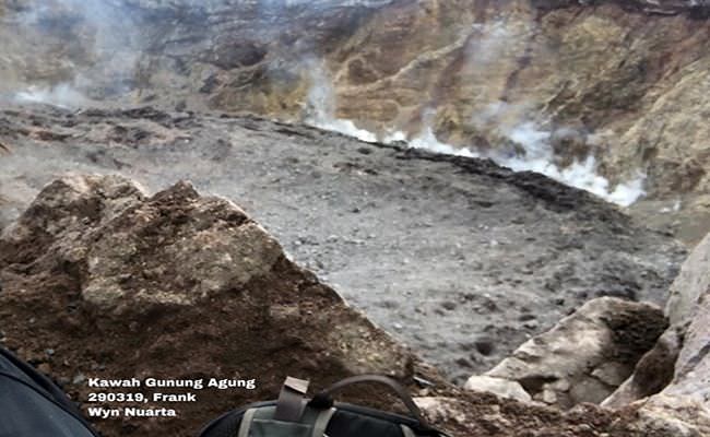 waspada-rekaman-video-bule-kawah-gunung-agung-terlihat-makin-penuh