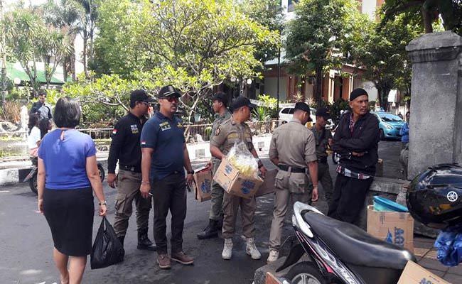 bikin-kumuh-satpol-pp-denpasar-garuk-pedagang-yang-jualan-di-trotoar