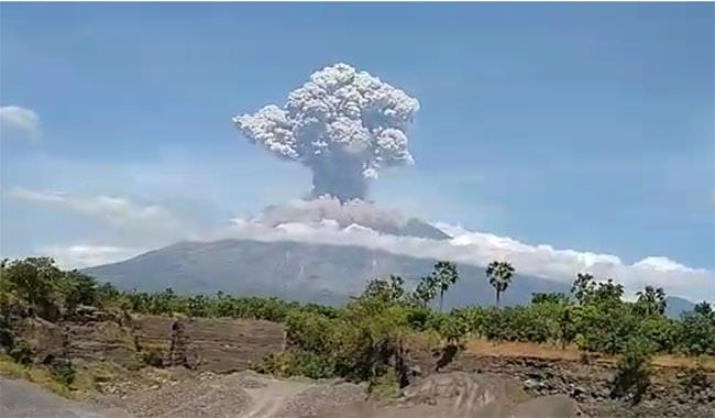 diawali-suara-gemuruh-gunung-agung-erupsi-di-siang-bolong