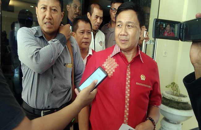 MELAWAN: Anggota Fraksi PDI Perjuangan DPRD Bali Kadek Diana menanyakan balik aturan tentang sanksi yang akan dijatuhkan padanya.