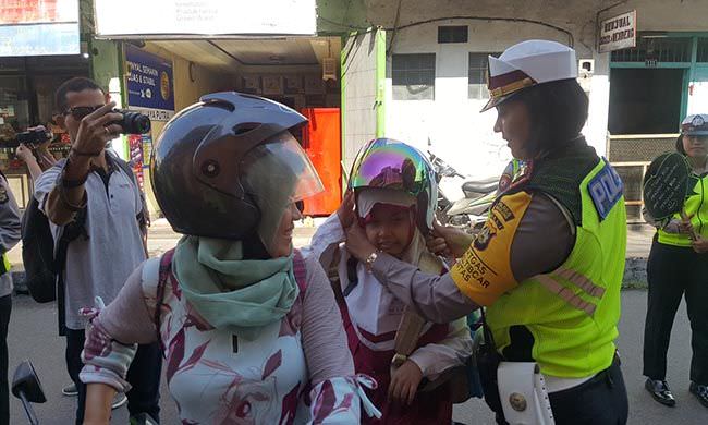 klir-pemotor-pakai-udeng-peci-dan-jilbab-wajib-pakai-helm