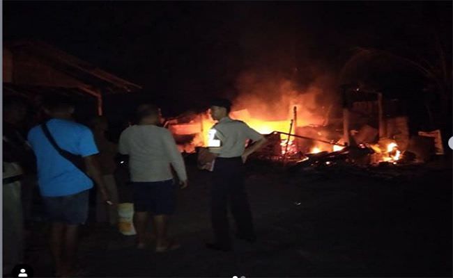 lupa-matikan-dupa-warung-semi-permanen-warga-penebel-terbakar