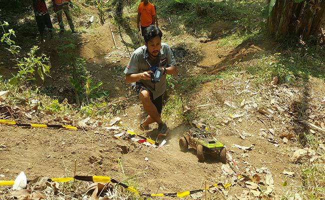 adu-cepat-mobil-remote-control-libas-jalur-offroad