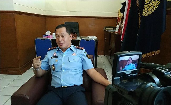 beda-dari-orang-normal-selain-dimakan-kotoran-juga-dilulur-ke-muka