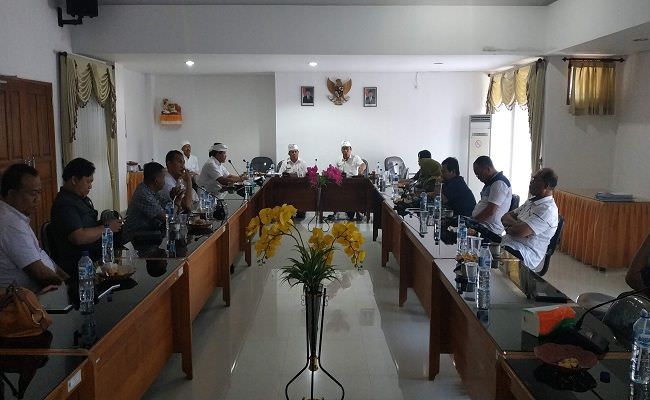 diduga-cacat-hukum-raker-memanas-dewan-rekomendasikan-pilkel-ditunda