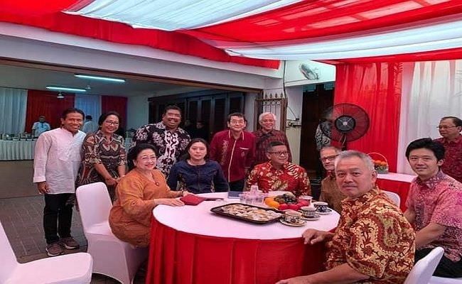 foto-bareng-mega-koster-dan-pas-dengan-tw-jadi-viral-ini-respon-pdip