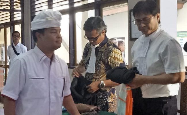 kenakan-busana-bali-serba-putih-tampak-tenang-meski-terancam-4-tahun
