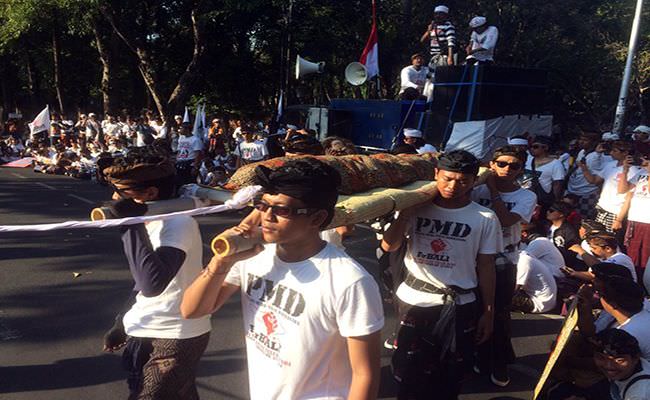 sebut-lembaga-dprd-tak-berguna-forbali-bawa-mayat-ke-kantor-dewan