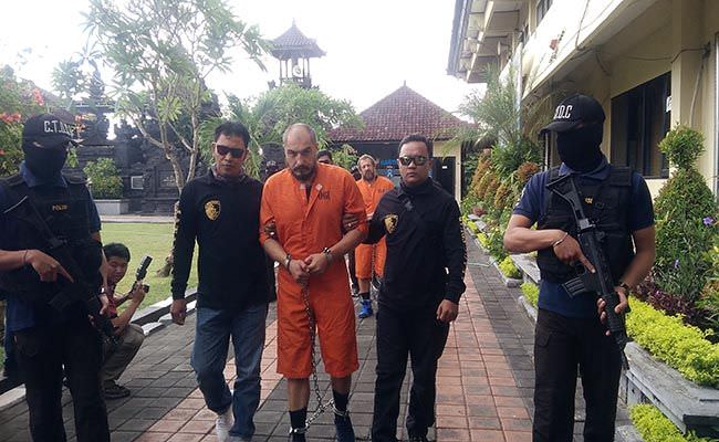 tangan-dan-kaki-dirantai-bule-perampok-money-changer-dilimpahkan