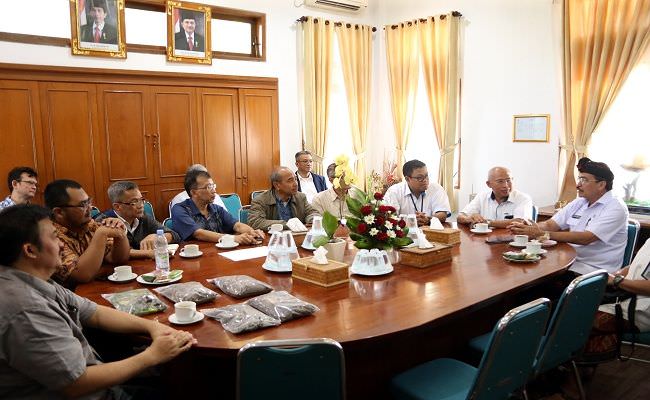 tekan-hama-eceng-gondok-pjb-lirik-program-inovasi-toss