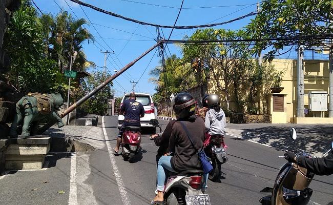 tiang-miring-dan-kabel-semrawut-bikin-was-was-pengguna-jalan