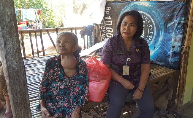 tidur-di-gubuk-reot-dengan-dinding-kertas-semen-dan-karung-bekas