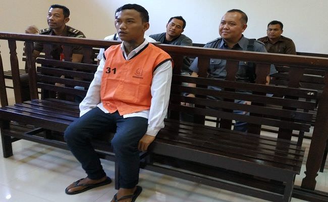 yakin-waras-terdakwa-yang-makan-kotoronnya-sendiri-dituntut-23-tahun