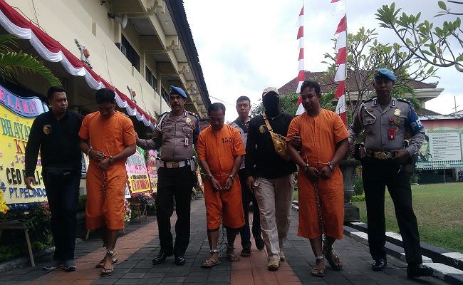 ditangkap-tiga-pria-tegap-dirantai-dan-diborgol-tangan-dan-kaki