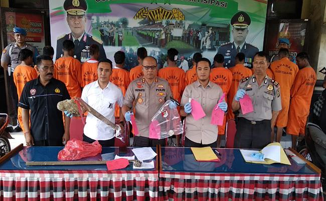 dua-kelompok-buruh-asal-sumba-bentrok-diciduk-tangan-kaki-dirantai