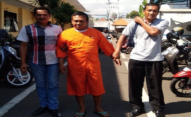 mendadak-nafsu-mau-peluk-saat-perempuan-beranak-dua-memberi-makan-babi