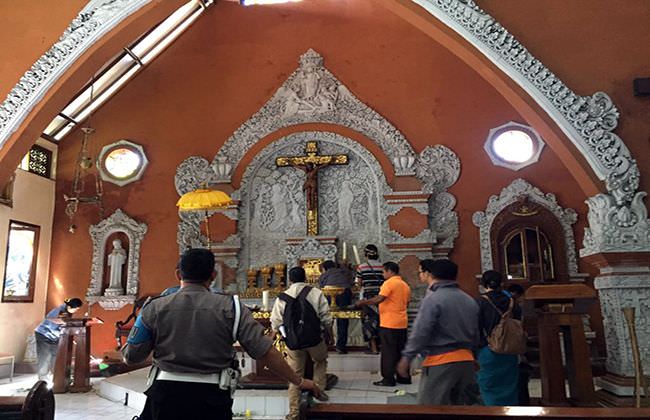 omg-pura-pura-sembahyang-pelaku-nekat-rusak-gereja-santo-yoseph