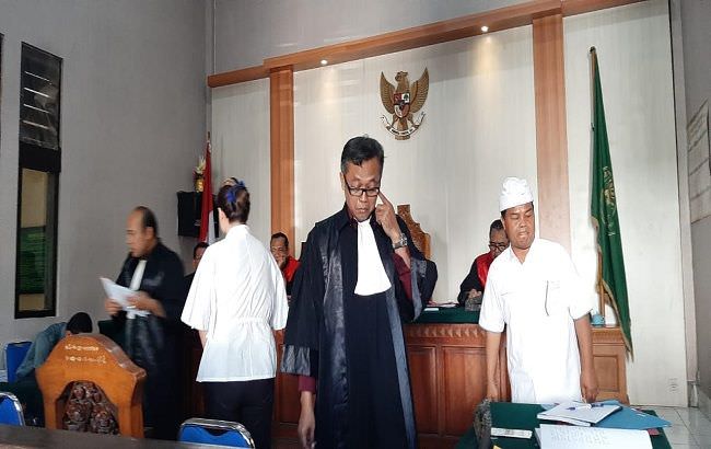 panas-gung-alit-eks-kadin-seret-mangku-pastika-datang-ke-pengadilan