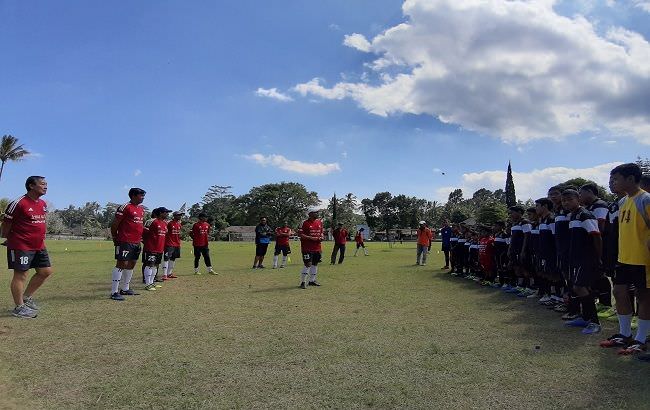 sama-sama-melatih-mebasa-bali-prihatin-minim-ssb-di-karangasem
