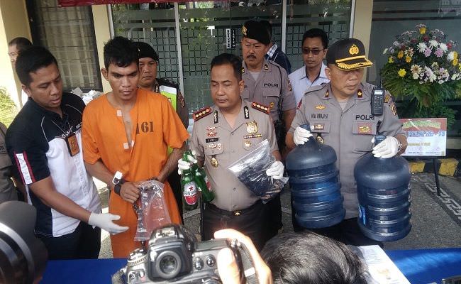 sebelum-bunuh-korban-pembunuh-warga-sumba-tenggak-empat-galon-arak