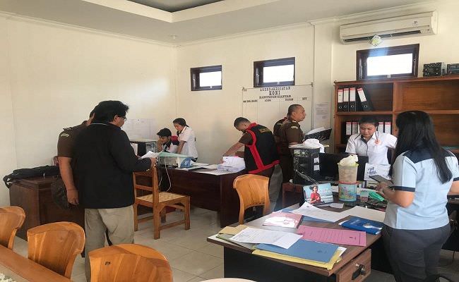 sekretaris-pssi-resmi-tersangka-jaksa-geledah-kantor-koni-gianyar