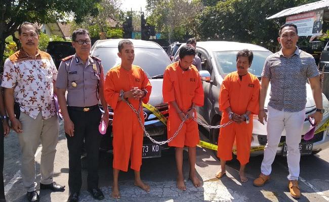 tiga-pelaku-penggelapan-mobil-diringkus-lalu-dijemur-dan-dirantai