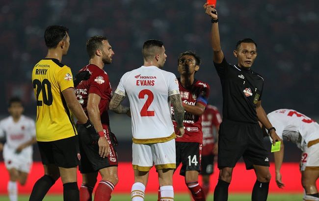 koleksi-33-kartu-kuning-3-kartu-merah-risiko-puncaki-klasemen-liga