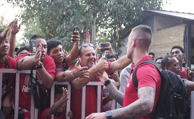 suporter-bule-banjiri-dipta-bali-united-kini-dijuluki-bule-united