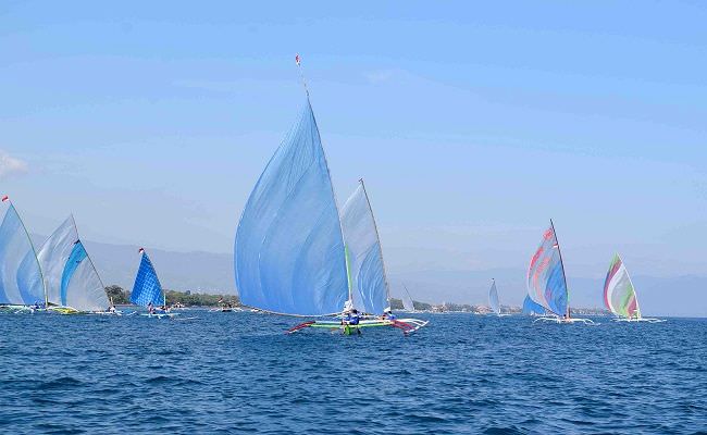 warna-warni-perahu-layar-hiasi-laut-buleleng