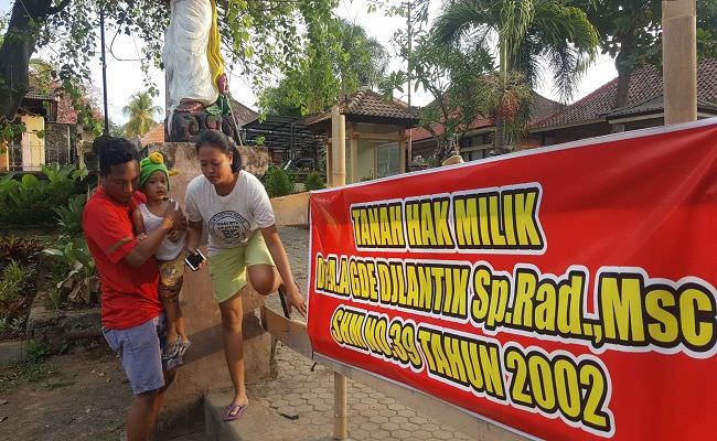 hubungan-pemkab-dan-puri-memanas-puri-blokir-akses-jalan-di-disbud