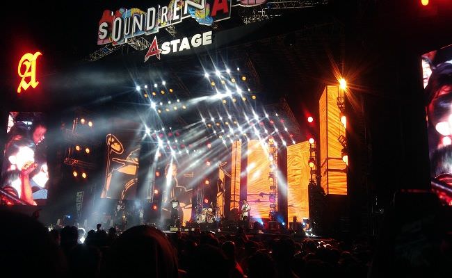 jadi-home-band-seringai-tampil-mengila-bareng-marching-band-unud