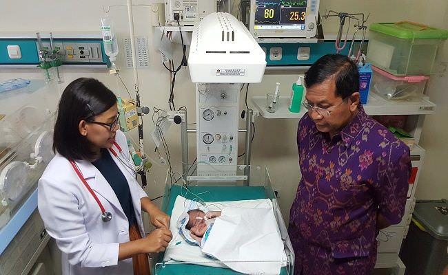 lahir-dengan-empat-kaki-dan-empat-tangan-keluarga-bayi-spontan-shock