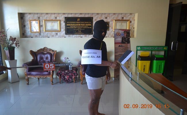 sadis-setelah-bacok-korban-berkali-kali-pelaku-suruh-ini-ke-temannya