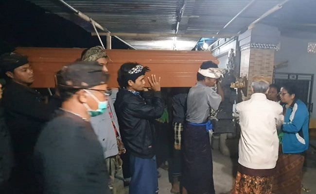 sedih-tiba-di-rumah-duka-jenazah-tkw-buleleng-disambut-histeris