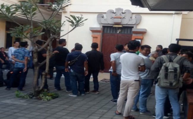 sidang-perdana-duo-abg-pembunuh-dikawal-polisi-berbaju-preman