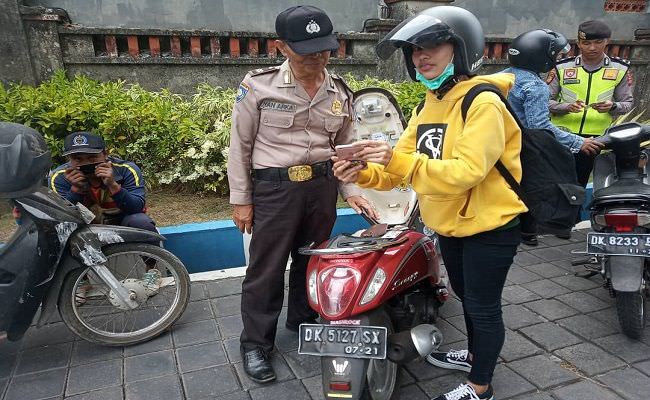 tak-pakai-helm-sim-dan-stnk-puluhan-pelanggar-terjaring-razia