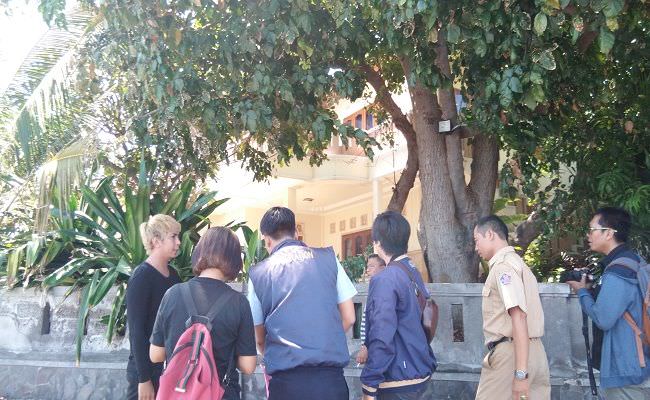 track-record-bule-prancis-usir-warga-di-pantai-buruk-ini-jejaknya