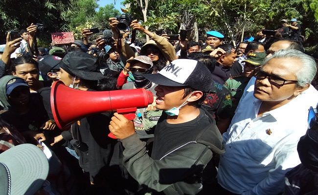 demo-mahasiswa-meluas-koster-terima-kasih-dan-saya-minta-maaf