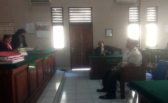 divonis-rehabilitasi-ismaya-eks-sekjen-laskar-cium-lantai-pengadilan