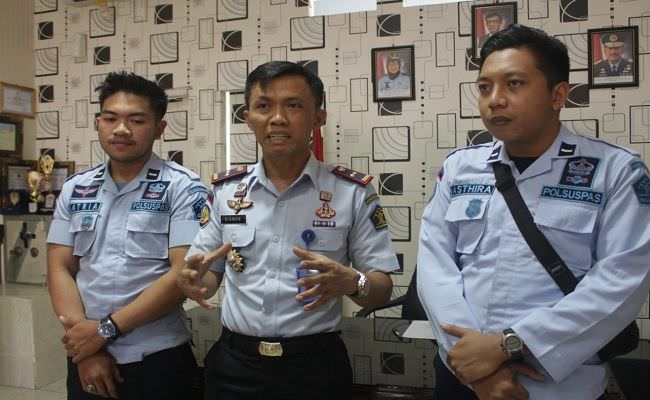 kalapas-umar-chatab-selundupkan-sabu-untuk-tahanan-narkoba-kadek-yudi