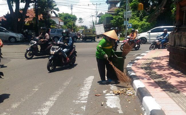 klir-4-tahun-tak-naik-gaji-tukang-sapu-cuma-digaji-rp-10806-per-jam