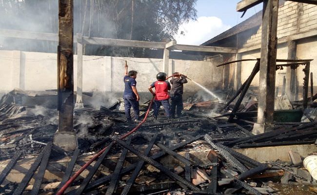 mimih-odgj-bakar-sampah-rumah-barang-antik-ludes-terbakar