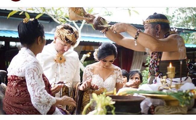 berawal-dari-jualan-banten-jadi-tempat-nikah-pengantin-beda-negara