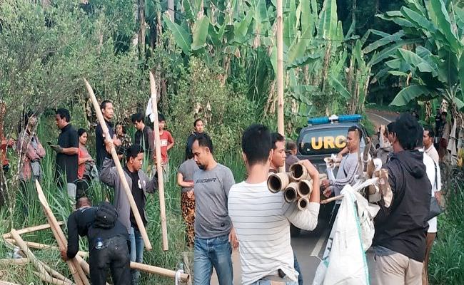 blokade-dibongkar-paksa-polisi-berpakaian-preman-warga-pasrah
