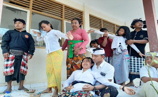 diganggu-wong-samar-saat-mecaru-pelajar-smpn-4-banjarangkan-kesurupan