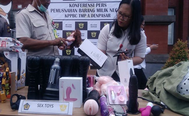 dipasarkan-ilegal-di-balipuluhan-alat-bantu-wik-wik-dari-cina-dibakar